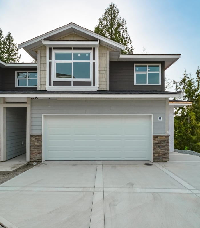 Porte de garage blanche sur maison contemporaine